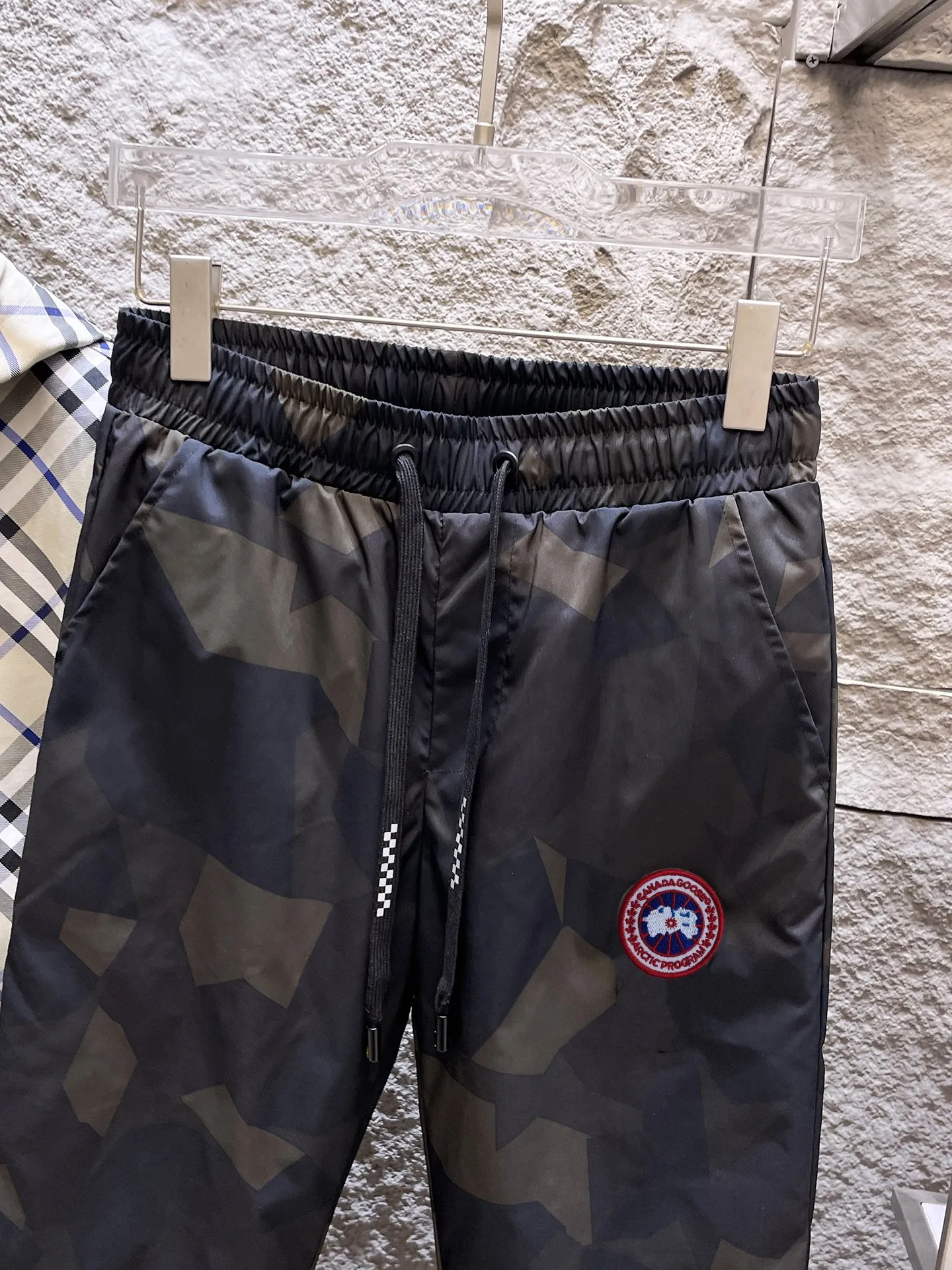 P490 Big Goose🇨🇦 🌹25 new autumn and winter thickened warm down pants are here🔥A must-have outdoor windproof, lockable and warm in winter. Made of professional-grade outdoor windproof, waterproof and breathable fabric. Lining is 90% white duck down filling. Lightweight design. Lightweight and warm. Seamless gluing process on the inside. Uses light and gall-free anti-drilling fabric to effectively prevent velvet running. Original hardware accessories. Classic logo matching. Simple and versatile, the upper body is stylish and not bloated. The style is the same for men and women! Size: M-3XL.